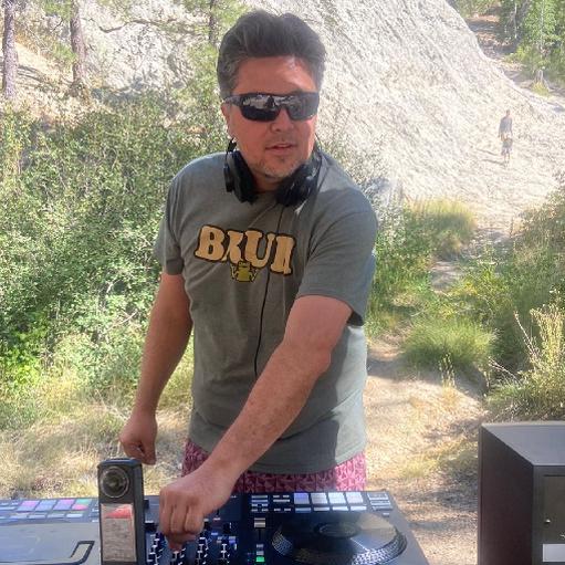 DJ/ percussionist Thomaz Muller